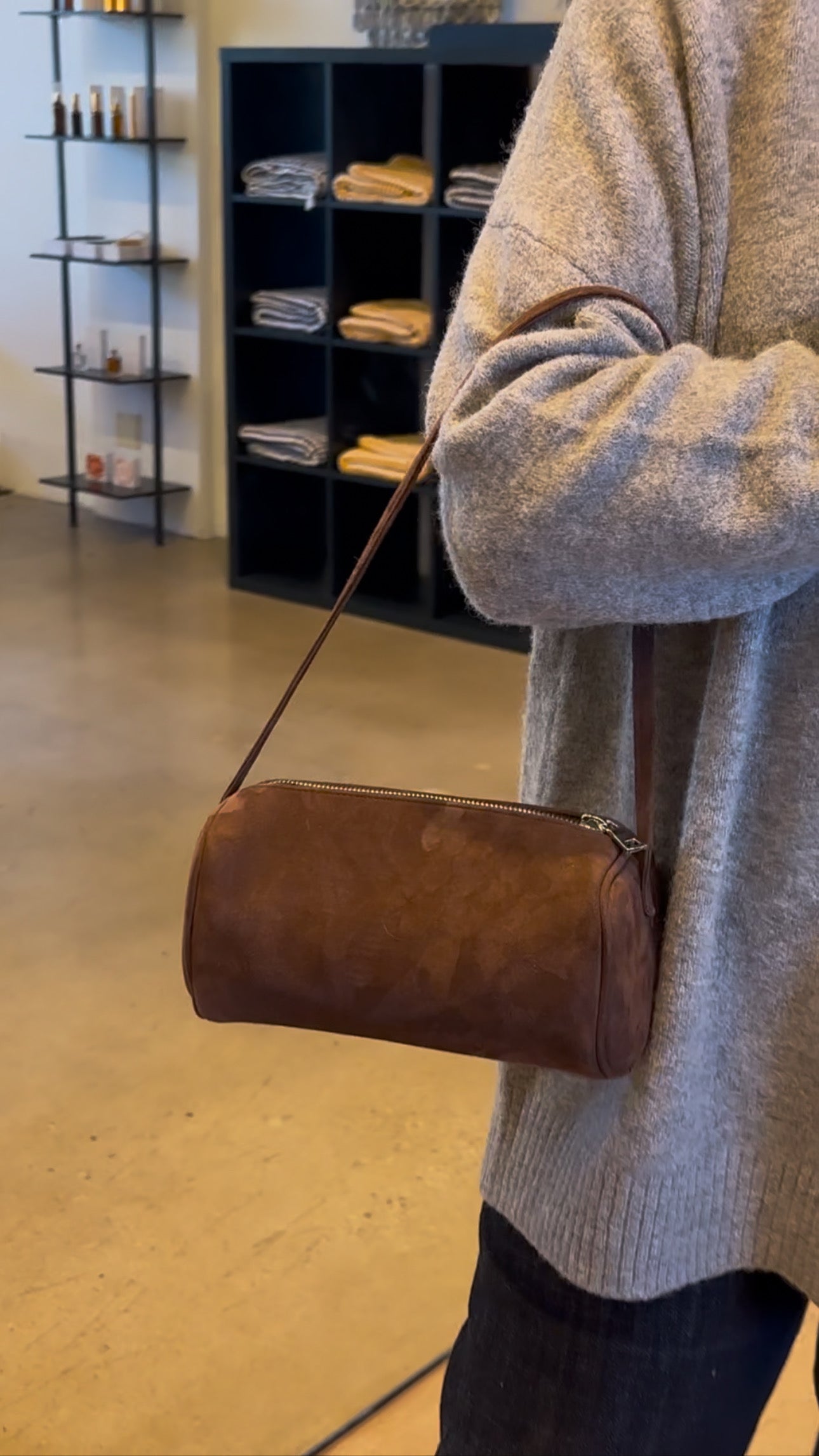 CHOCOLATE NLA SHOULDER BAG